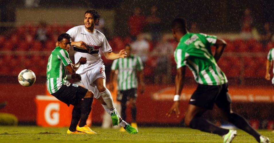 Kaká (branco) tenta se desvencilhar da marcação do Atlético Nacional no jogo do São Paulo na Sul-Americana