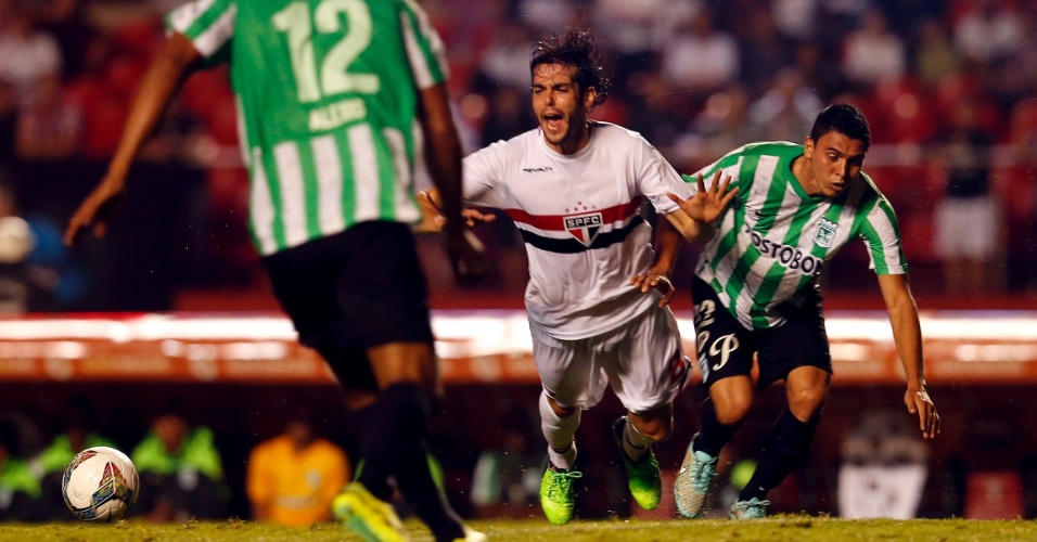 Kaká sofre falta do jogador do Atlético Nacional em partida do São Paulo na Sul-Americana
