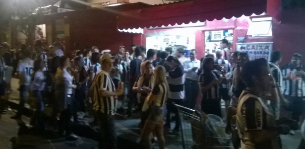 Torcedores do Atlético-MG decidiram acompanhar o jogo do Independência e movimentaram os bares da região - Bernardo Lacerda/UOL