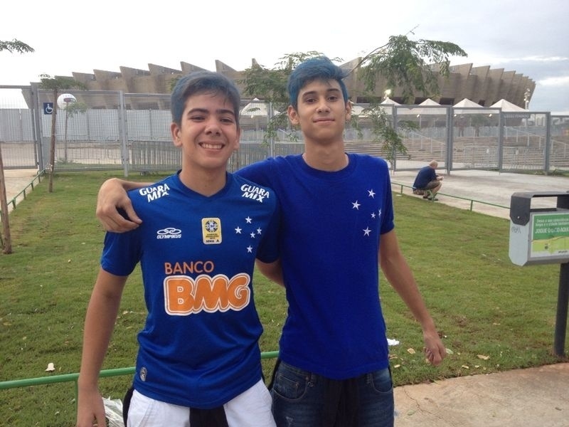 Torcedores do Cruzeiro pintam cabelo de azul para a final contra o Galo - Luiza Oliveira/UOL