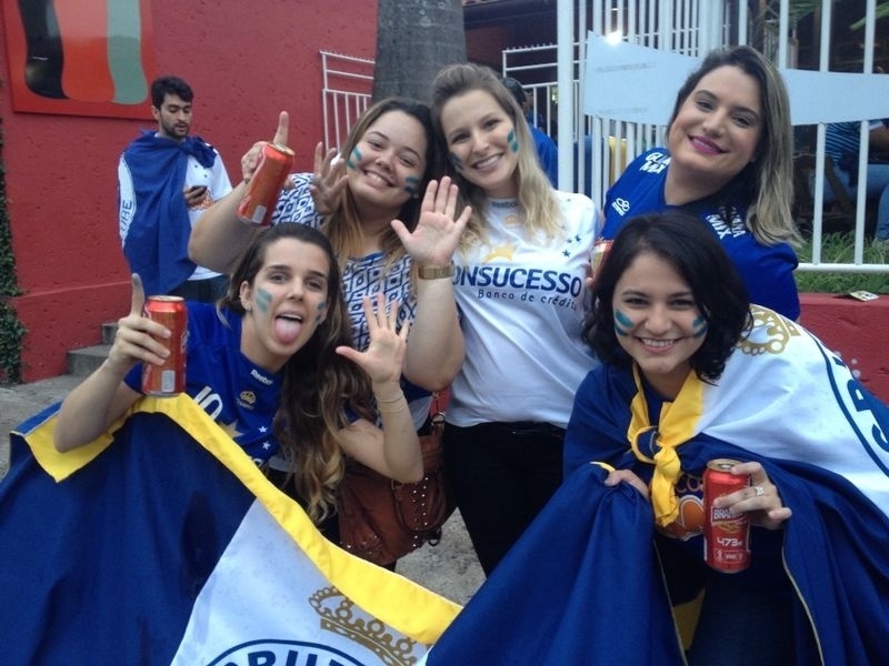 Torcida do Cruzeiro chega ao Mineirão para a final da Copa do Brasil; torcedoras fazem menção a goleada de 6 a 1 ocorrida em 2011, que salvou o Cruzeiro do rebaixamento - Luiza Oliveira/UOL