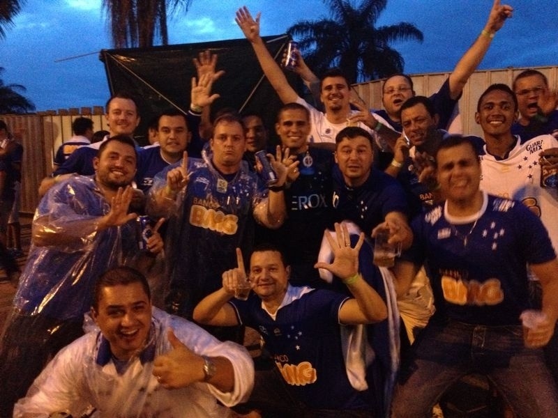 Torcida do Cruzeiro chega ao Mineirão para a final da Copa do Brasil - Luiza Oliveira/UOL