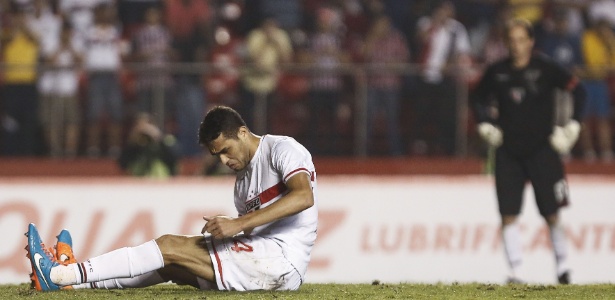 Alan Kardec lamenta após escorregar durante cobrança de pênalti que eliminou o São Paulo na Sul-Americana - Miguel Schincariol / AFP