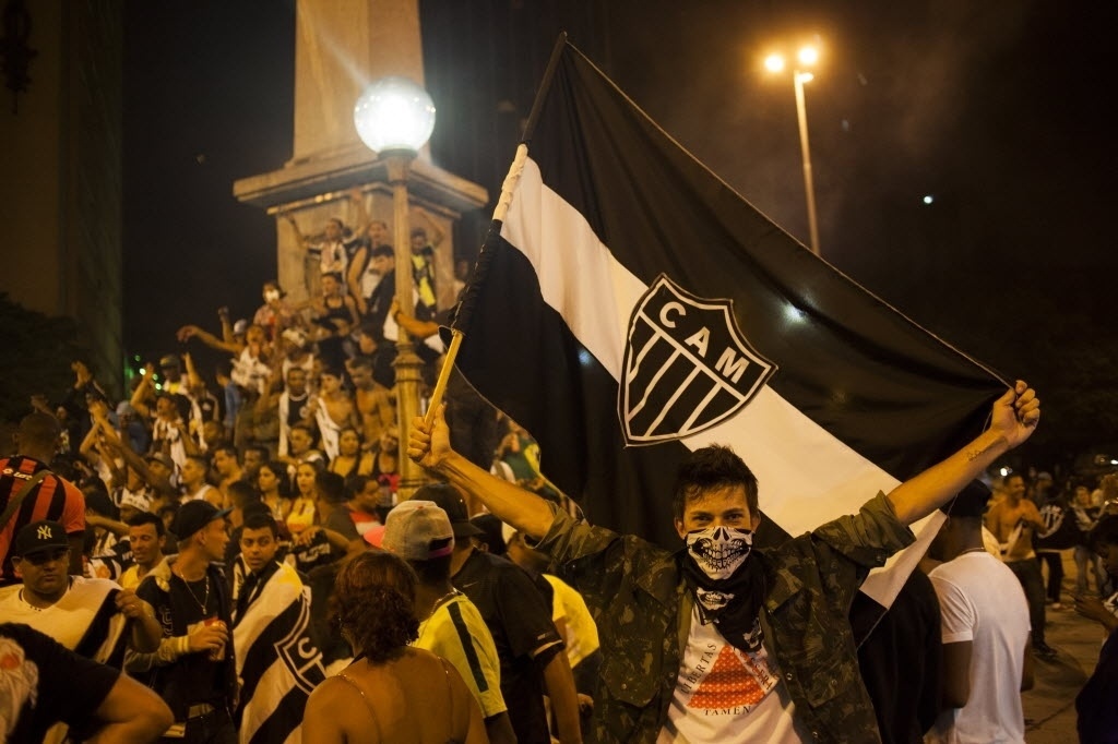 Atleticanos levantam bandeira do Galo para celebrar a conquista da Copa do Brasil - Pedro Gontijo/UOL