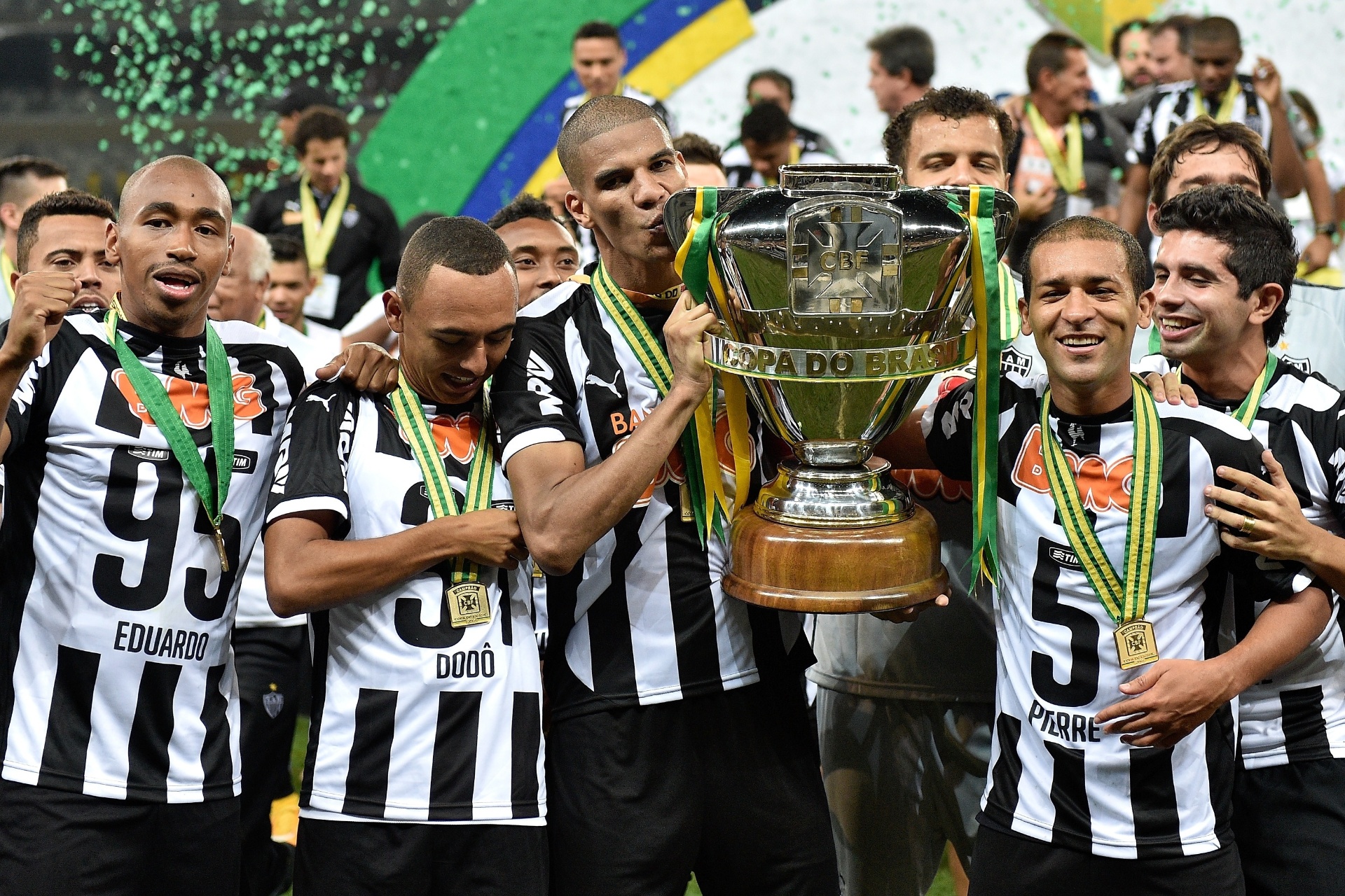 Leonardo Silva beija a taça da Copa do Brasil para o Atlético-MG - Buda Mendes/Getty Images