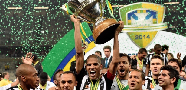 Leonardo Silva levanta a taça da Copa do Brasil para o Atlético-MG e quer levantar outras em 2015 - Buda Mendes/Getty Images