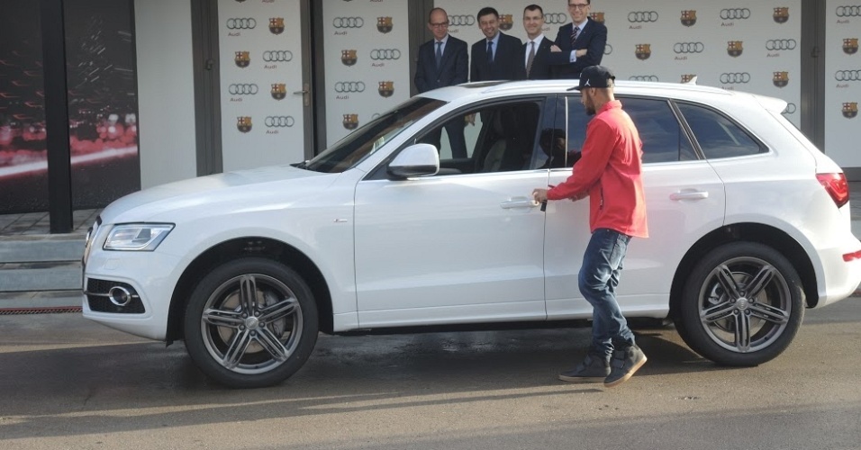 Neymar entra em carro durante evento de patrocinadora do Barcelona