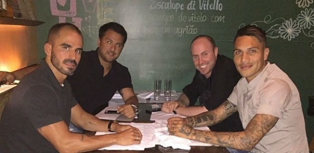 Paolo Guerrero divulgou foto de encontro com seus novos agentes - Divulgação/On Think Ball