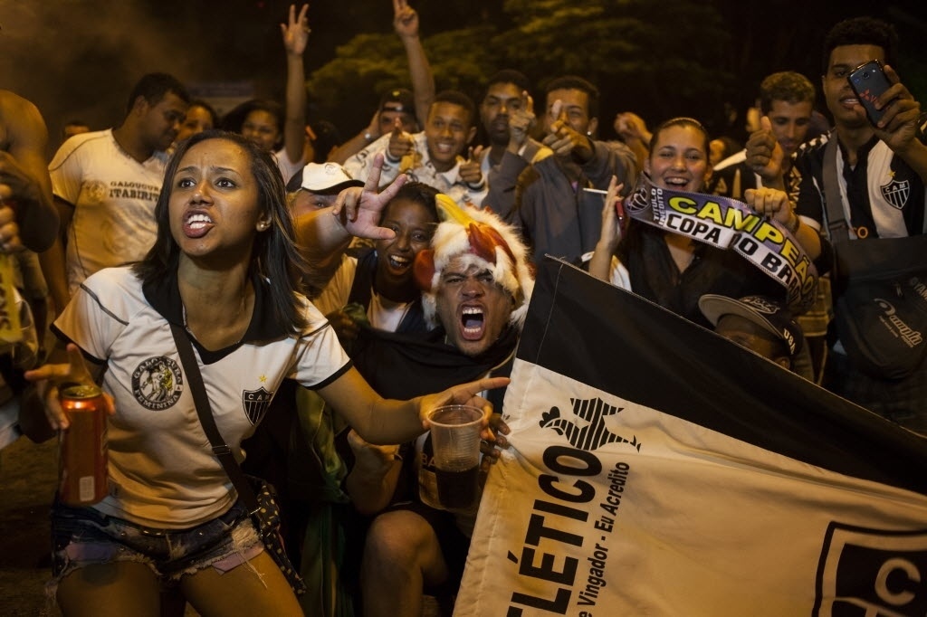 Torcedor fantasiado de galo comemora o título do Atlético-MG - Pedro Gontijo/UOL