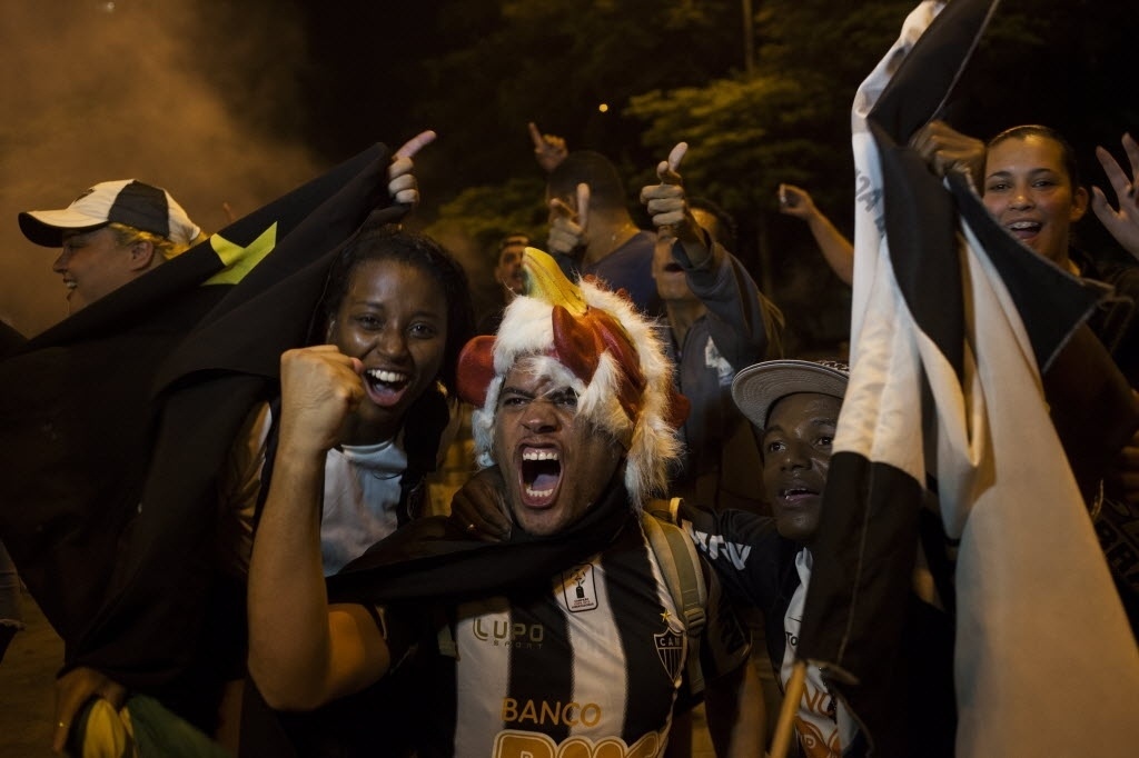 Torcedor fantasiado de galo comemora o título do Atlético-MG - Pedro Gontijo/UOL