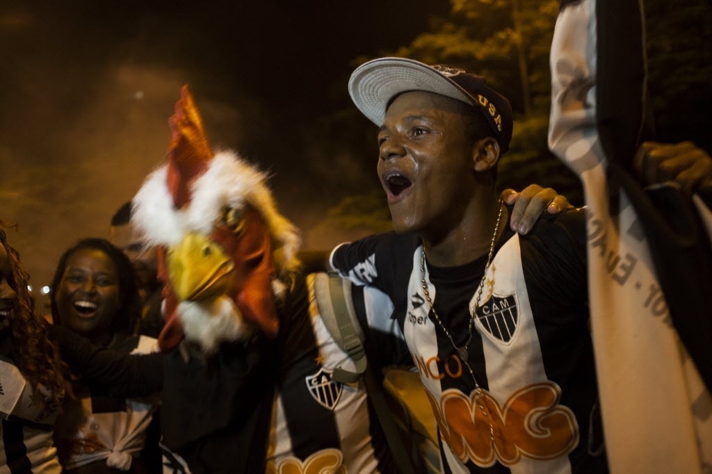 Torcedor fantasiado de galo comemora o título do Atlético-MG - Pedro Gontijo/UOL