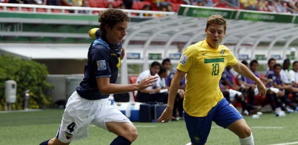 Adryan (dir.) em jogo da seleção brasileira sub-17 em 2011 - Ulises Ruiz Basurto/Efe
