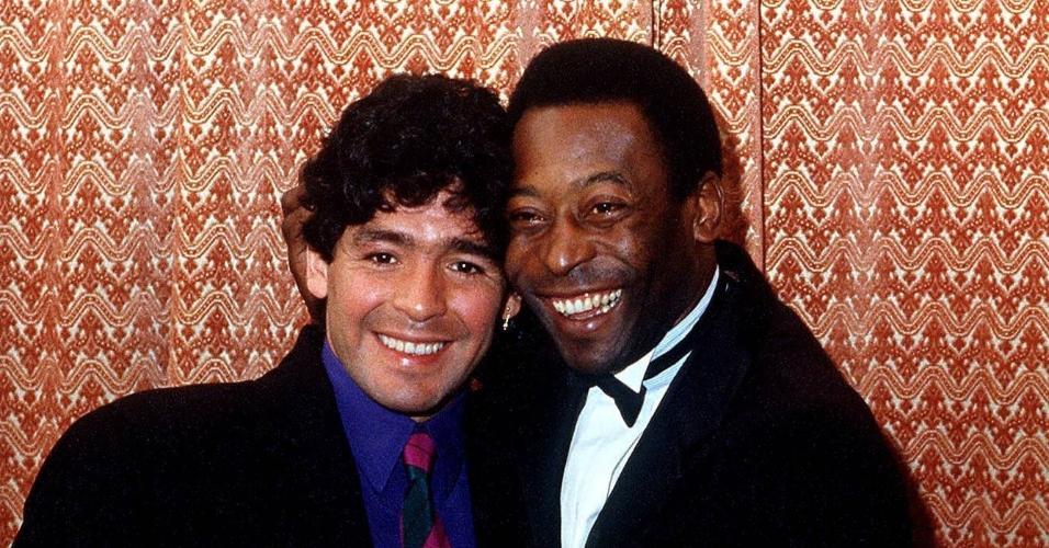 Maradona e Pelé se abraçam em evento em Berlim, na Alemanha, em 1986