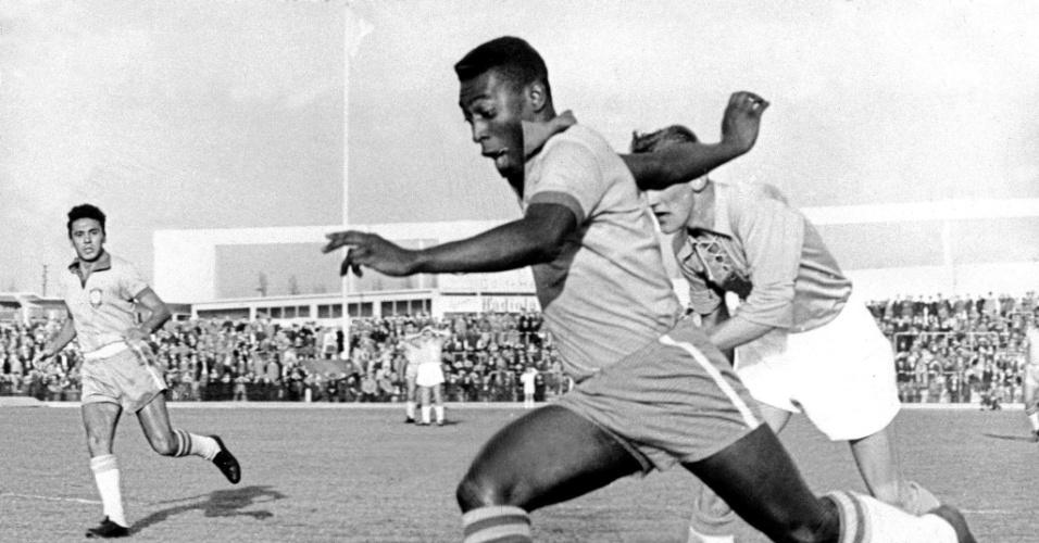 Pelé durante a partida entre Brasil e Suécia em 1960