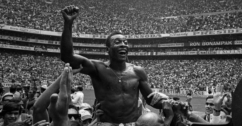 Pelé é carregado após cnoquista da Copa do Mundo de 1970