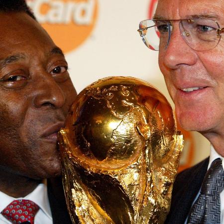 Pelé e Franz Beckenbauer beijam a taça da Copa do Mundo