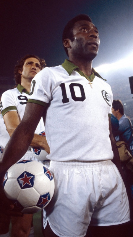 Pelé, em agosto de 1977, entrando em campo pelo New York Cosmos - Xinhua/Imago/ZUMAPRESS