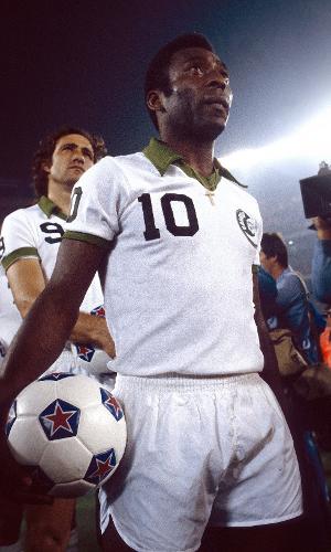 Pelé, em agosto de 1977, entrando em campo pelo New York Cosmos