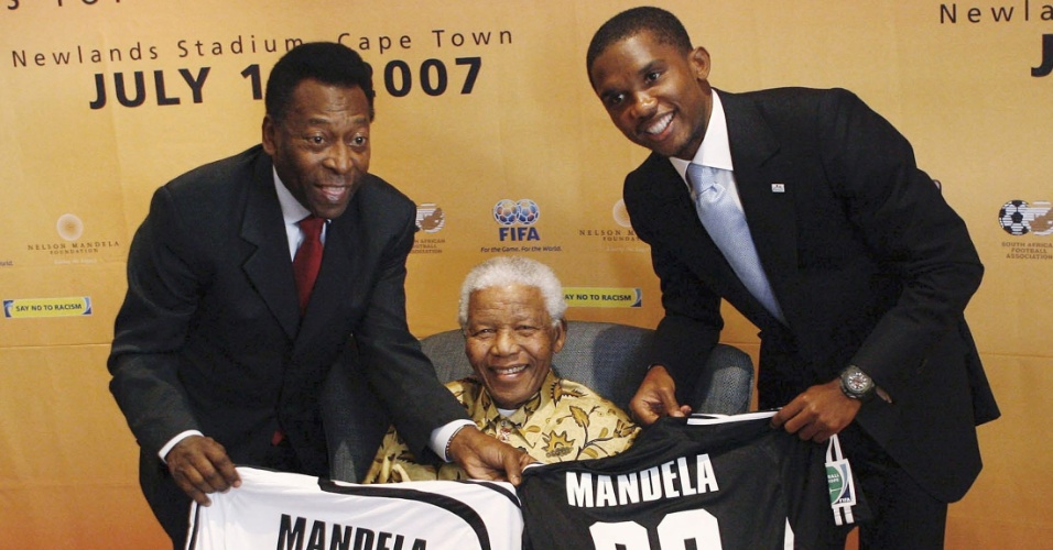 Pelé, Mandela e Eto'o durante as comemorações de 89 anos do líder sul-africano