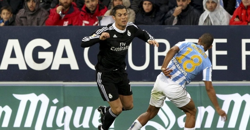 Cristiano Ronaldo é derrubado por jogador do Malaga durante partida do Campeonato Espanhol