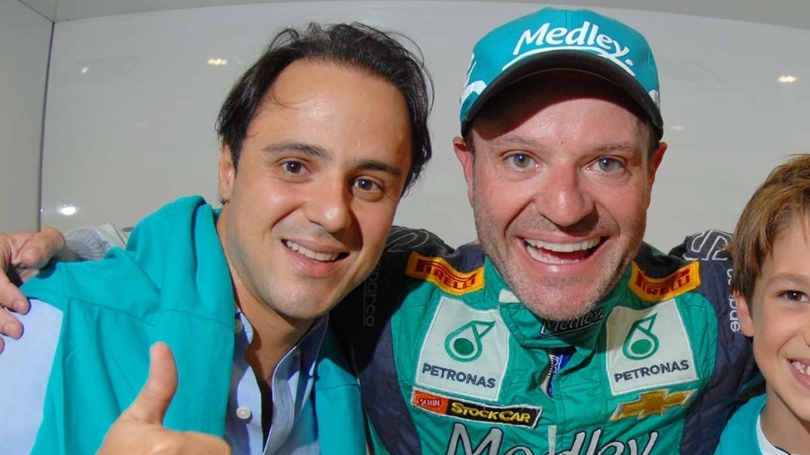 30.11.2014 - Felipe Massa comemora com Barrichello o título do ex-piloto da F1 na Stock Car, ao lado do filho de Rubinho e de Wilson Borges (equipe Full Time/Medley) - Miguel Costa Jr/Medley /Divulgação