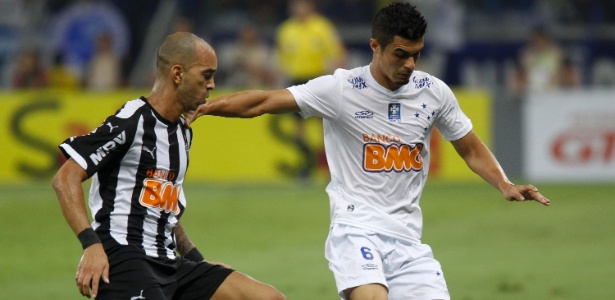 Lateral Esquerdo Egídio protege a bola em disputa com o atacante atleticano Diego Tardelli, no Mineirão - Gualter Naves / Light Press