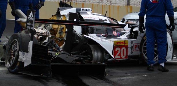 30.11.2014 - Porsche nº 20 de Mark Webber fica destruído após forte acidente em Interlagos, nas Seis Horas de São Paulo - EFE/Cortesía Gabriel Pedreschi