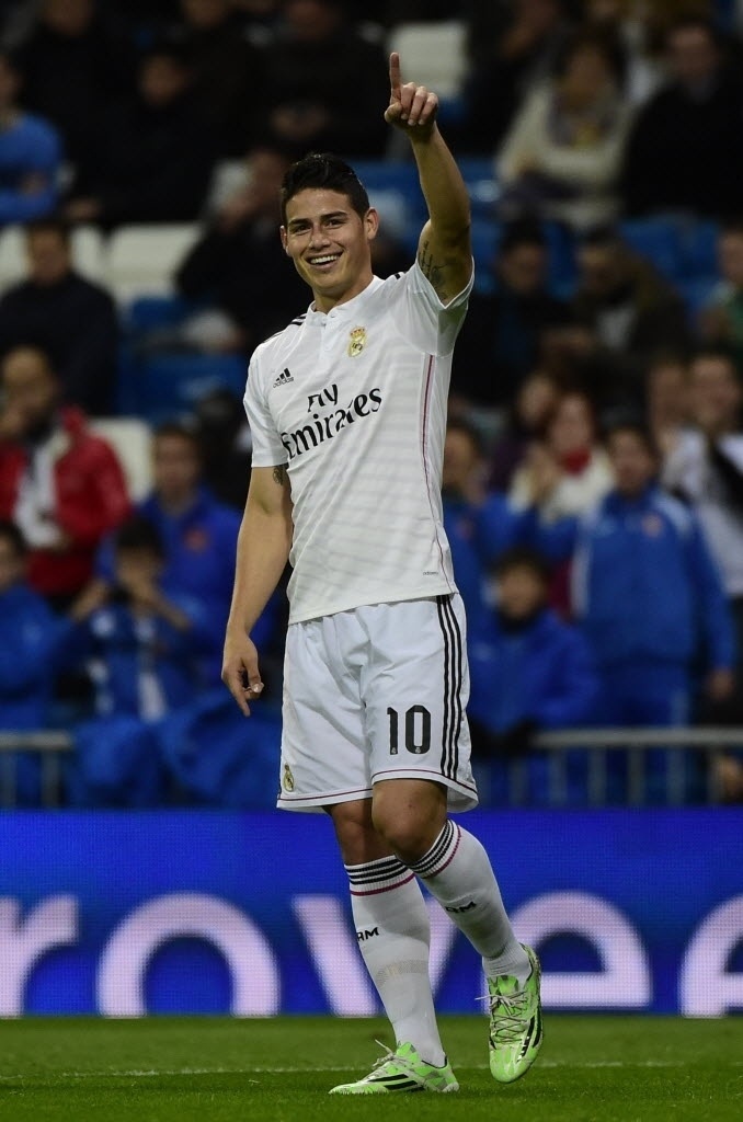 James Rodriguez sorri após abrir o placar para o Real Madrid contra o Cornellà
