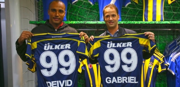 Deivid (e) visitou o Fenerbahçe ao lado do gerente rubro-negro Gabriel Skinner - Divulgação/Fenerbahçe