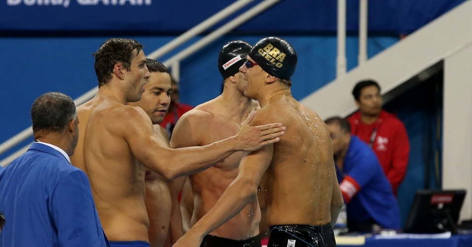 Nadadores brasileiros se cumprimentam após quebrar o recorde mundial do 4x50m medley