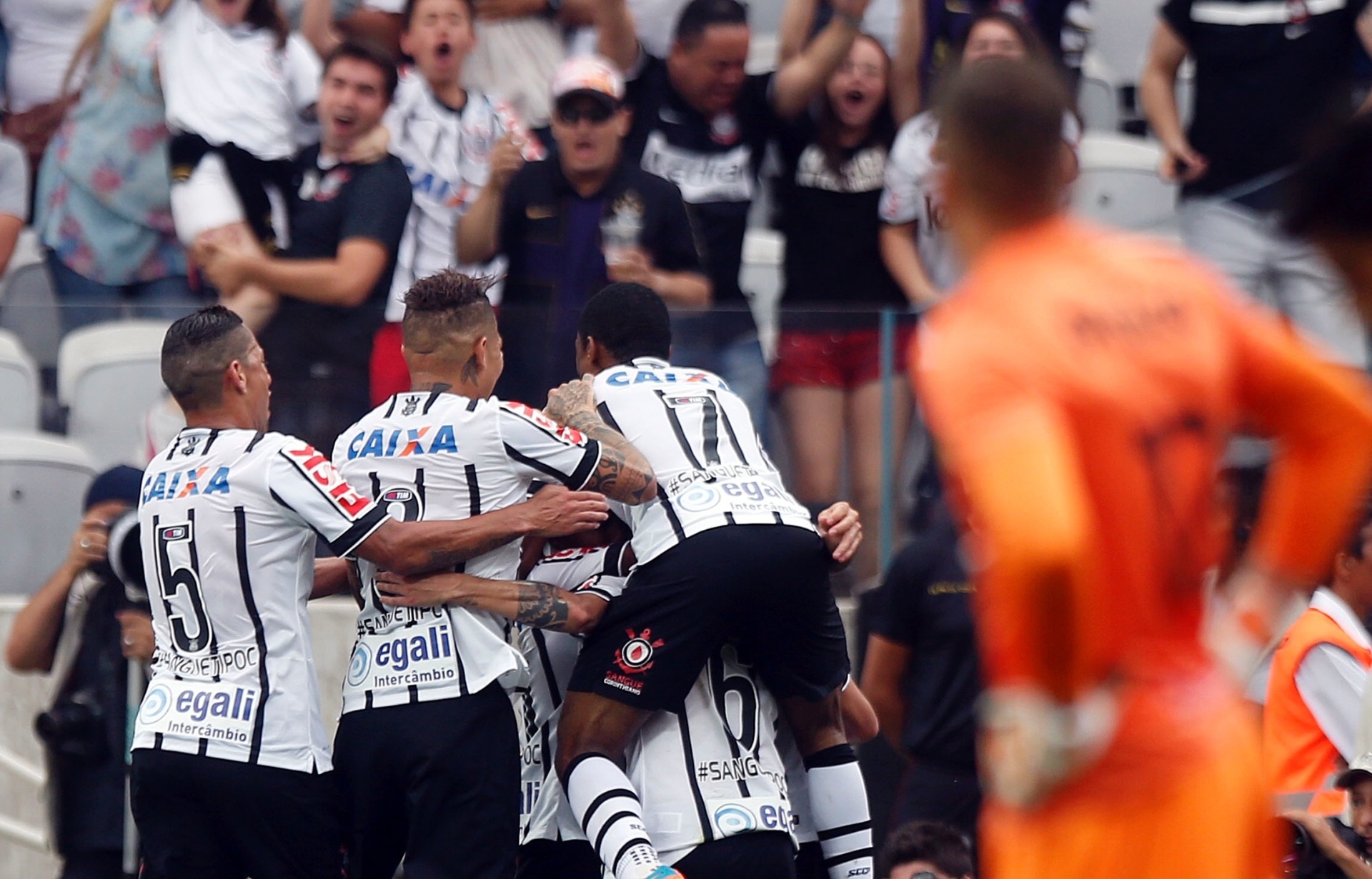 Corinthians marcou segundo gol com Fábio Santos, no segundo tempo - Ernesto Rodrigues/Folhapress