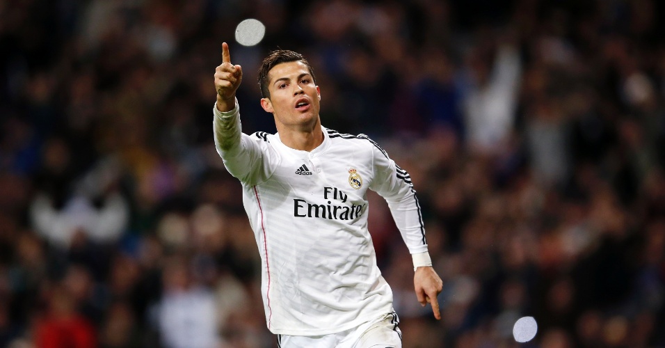 Cristiano Ronaldo comemora após marcar de pênalti o gol do Real Madrid
