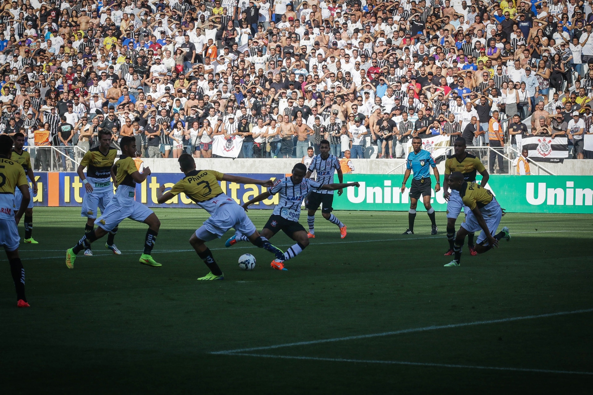 Elias aproveita sobra na área para marcar para o Corinthians - Ernesto Rodrigues/Folhapress