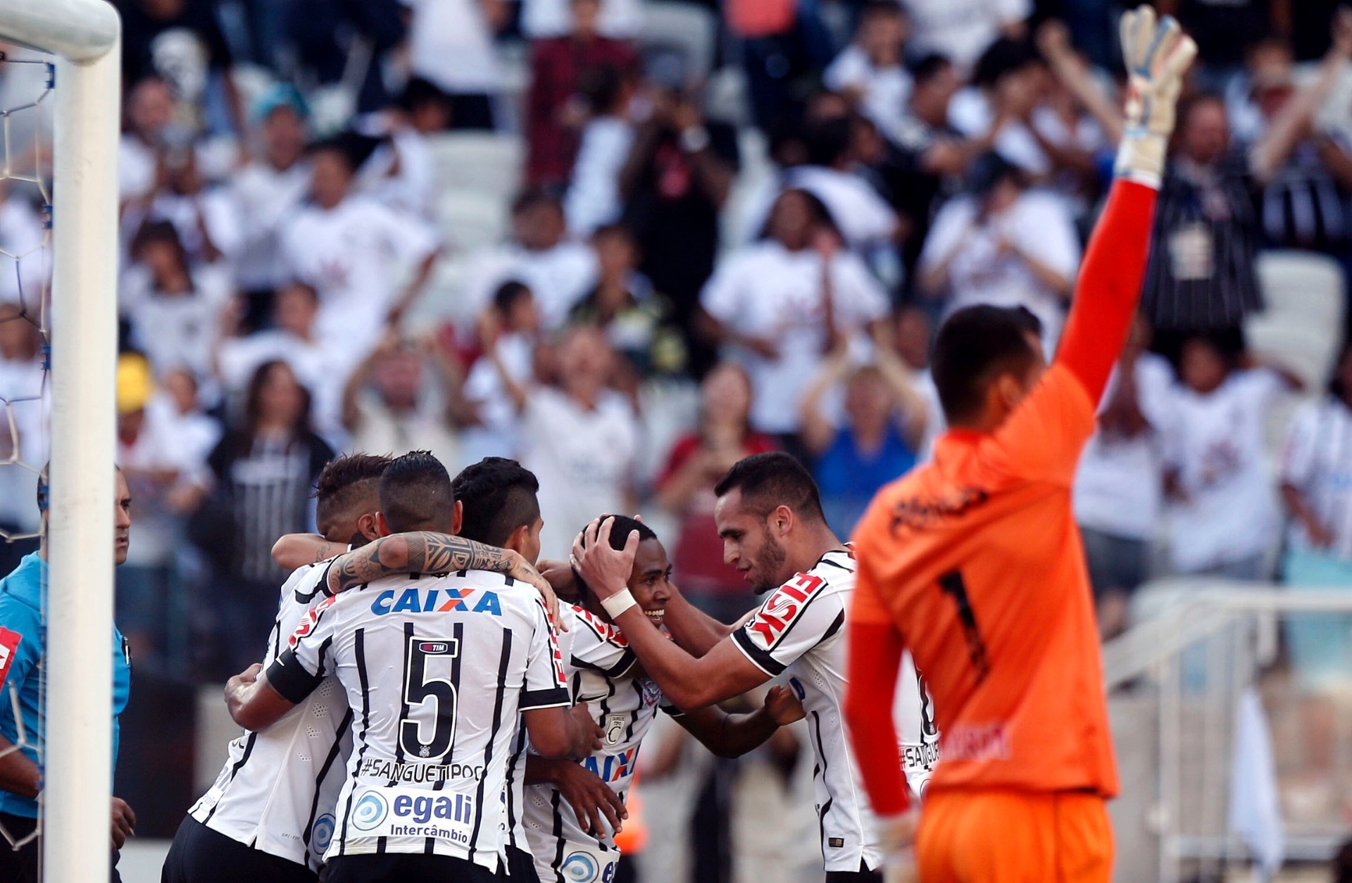Elias aproveitou sobra dentro da área para abrir o placar para o Corinthians - Ernesto Rodrigues/Folhapress