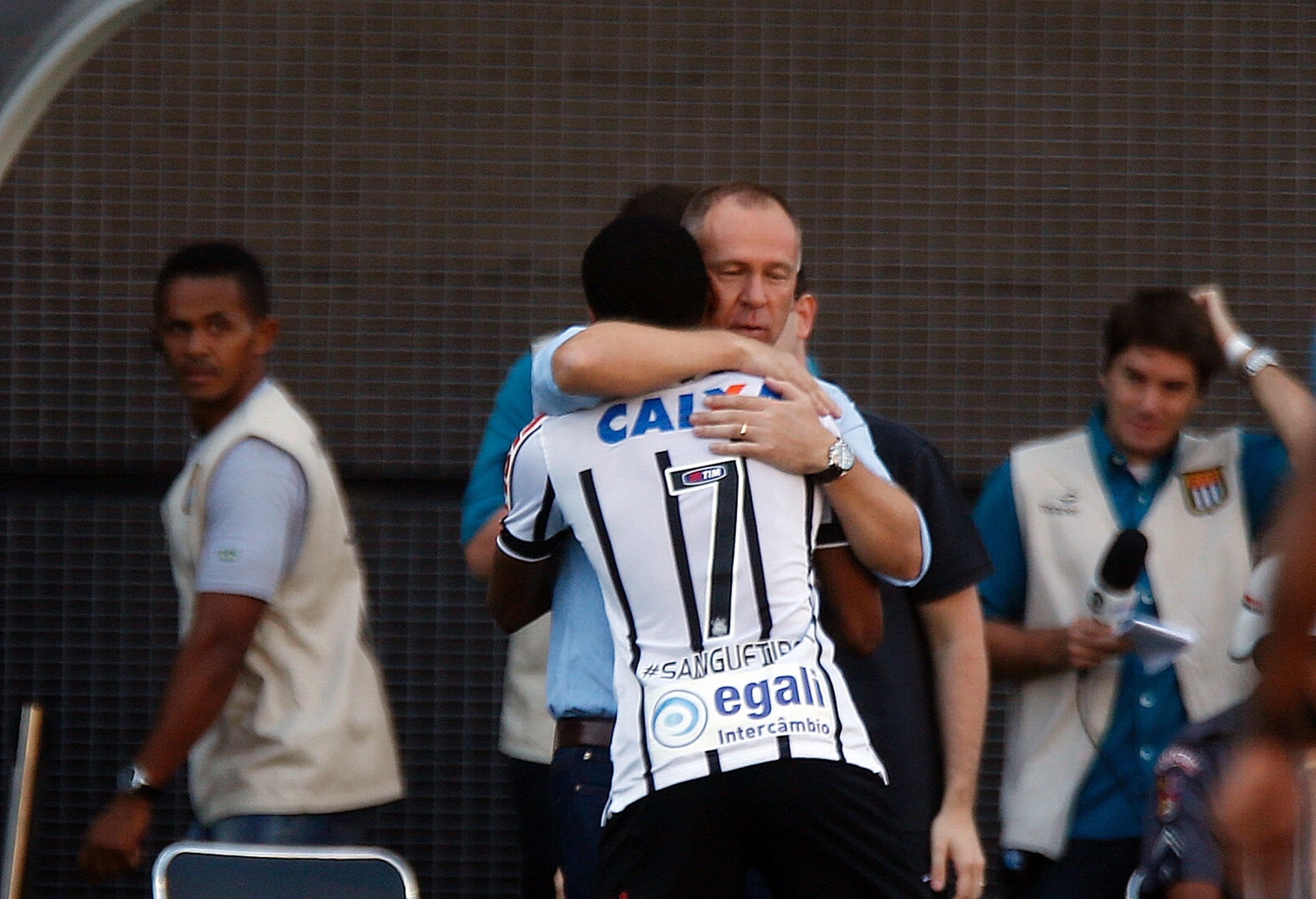 Elias comemora gol do Corinthians com o técnico Mano Menezes - Ernesto Rodrigues/Folhapress
