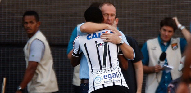 Elias trabalhou com o técnico Mano Menezes em duas oportunidades no Corinthians - Ernesto Rodrigues/Folhapress