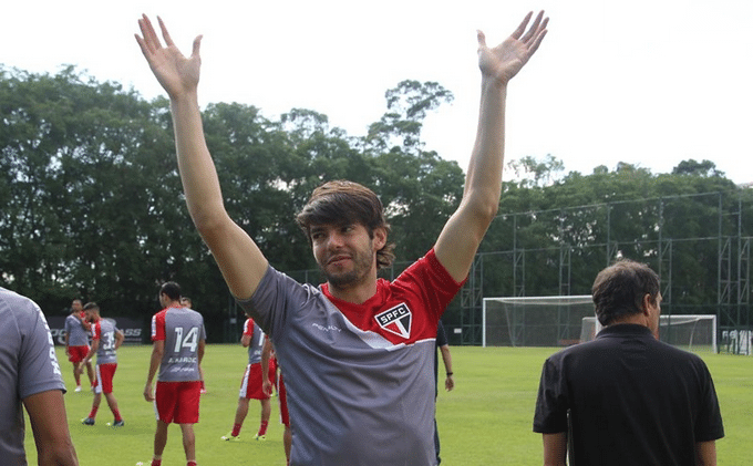 Kaká se despede de torcedores em seu último treino pelo São Paulo
