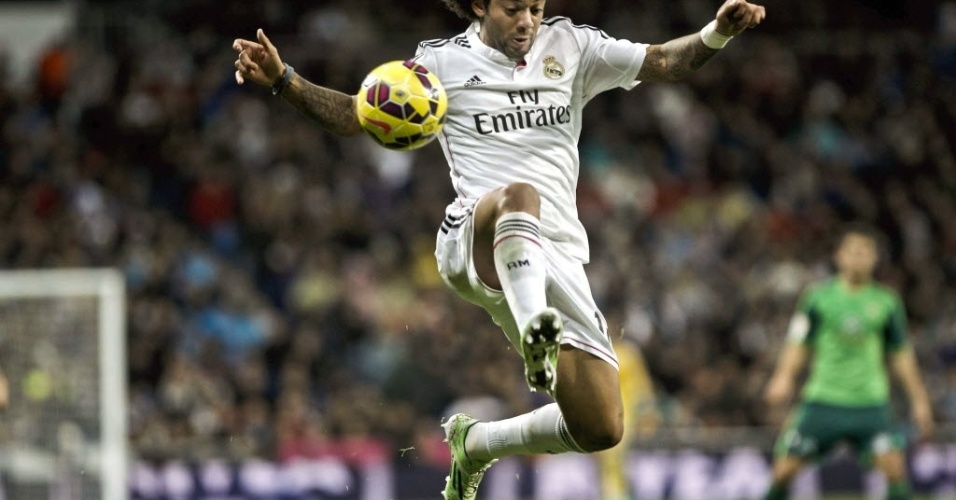 Lateral brasileiro Marcelo domina a bola para o Real Madrid