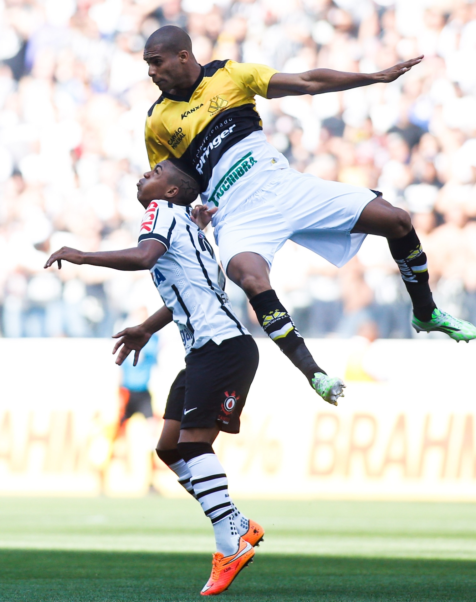Malcon, do Corinthians, e Maicon Silva, do Criciúma, disputam bola no Itaquerão - Alexandre Schneider/Getty Images