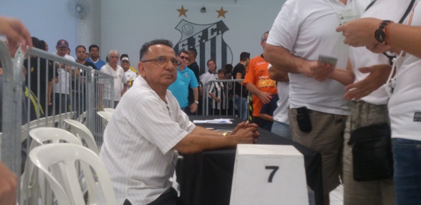 O suspeito de fraude, identificado como Ananias (foto), foi retirado da Vila Belmiro - Samir Carvalho/UOL Esporte