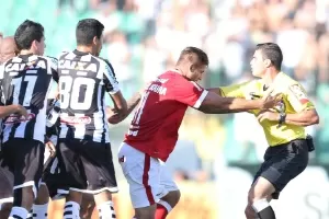 Na Índia, jogador morre após se machucar em comemoração de gol