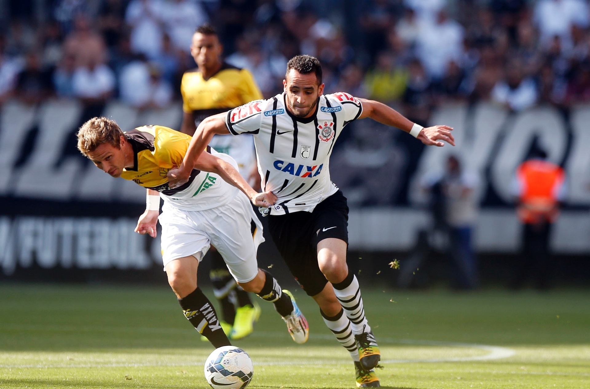 Renato Augusto tenta escapar da marcação do Criciúma - Ernesto Rodrigues/Folhapress