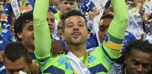 Fábio (centro) ergue a taça de campeão do Brasileiro cercado de jogadores do Cruzeiro - Douglas Magno / AFP