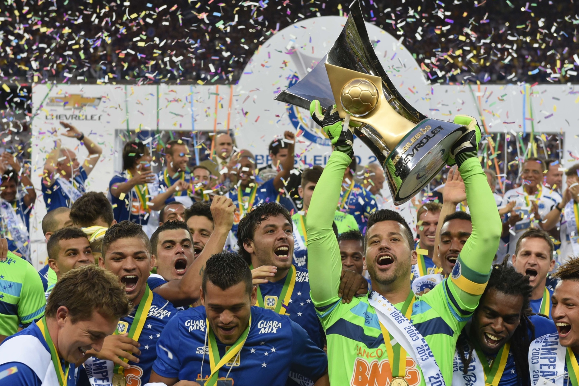Fábio (centro) ergue a taça de campeão do Brasileiro cercado de jogadores do Cruzeiro - Douglas Magno / AFP