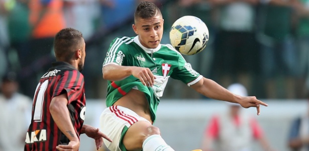 João Pedro, do Palmeiras, disputa bola com Dellatore, do Atlético-PR - Getty Images