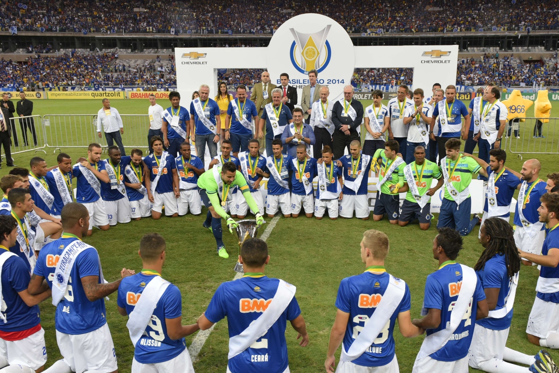 Jogadores do Cruzeiro rezam ao redor da taça de campeão brasileiro - Douglas Magno / AFP