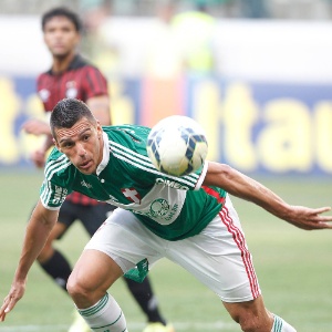 Lúcio afasta bola da defesa palmeirense - undefined