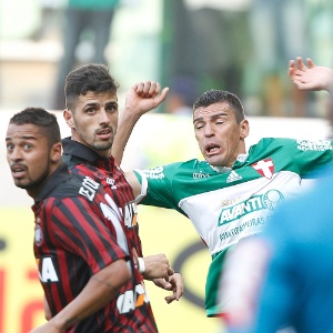 Lúcio disputa jogada com atletas do Atlético-PR - undefined