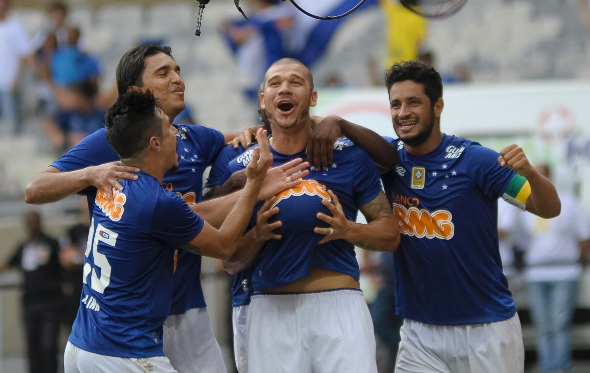 Nilton comemora gol do Cruzeiro sobre o Fluminense pelo Brasileirão - Washington Alves/Getty Images