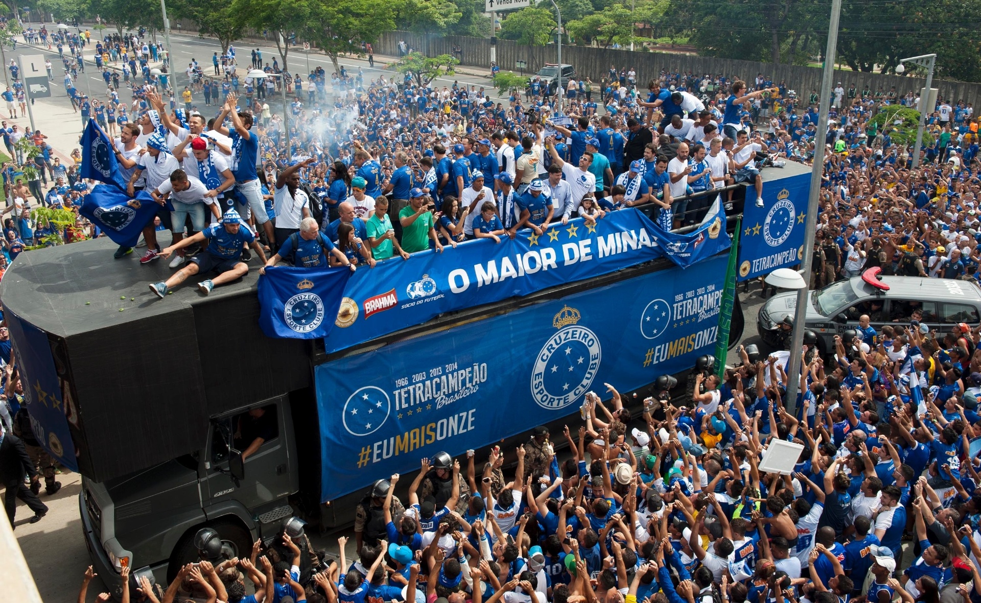 Torcedores do Cruzeiro recebem time no Mineirão para o último jogo do Campeonato Brasileiro - Washington Alves / Getty Images